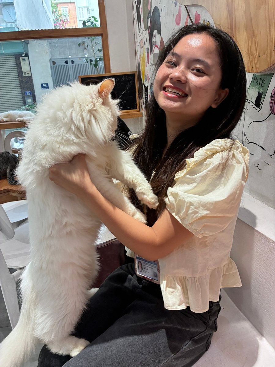 Guide Su with a cat at the cat cafe Guide Su with a cat at the cat cafe