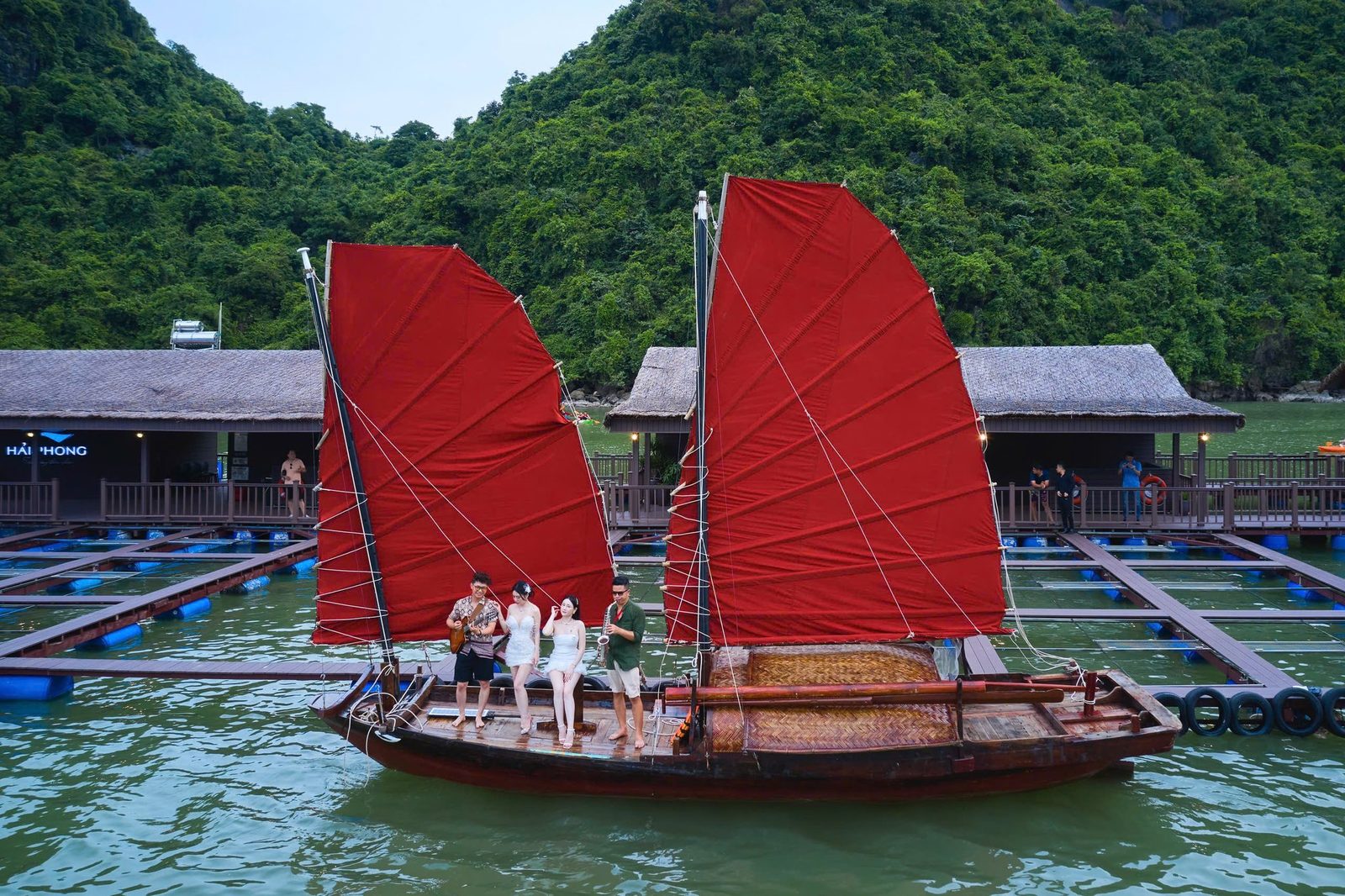 Hai Phong floating seafood farm