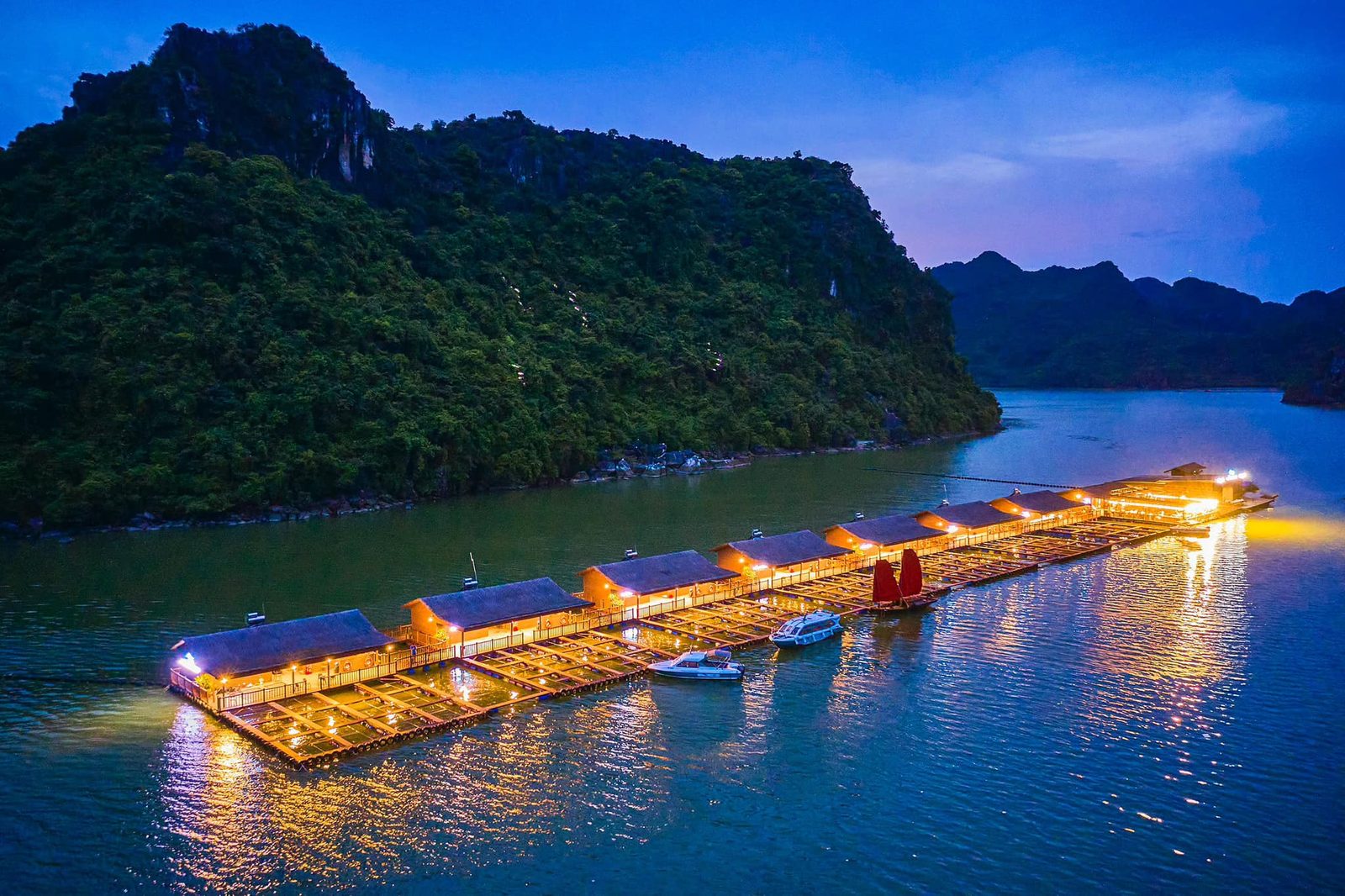 Hai Phong floating seafood farm