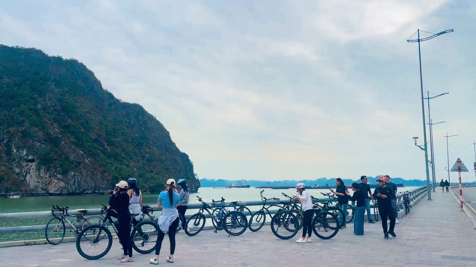 Ha Long City bike tour
