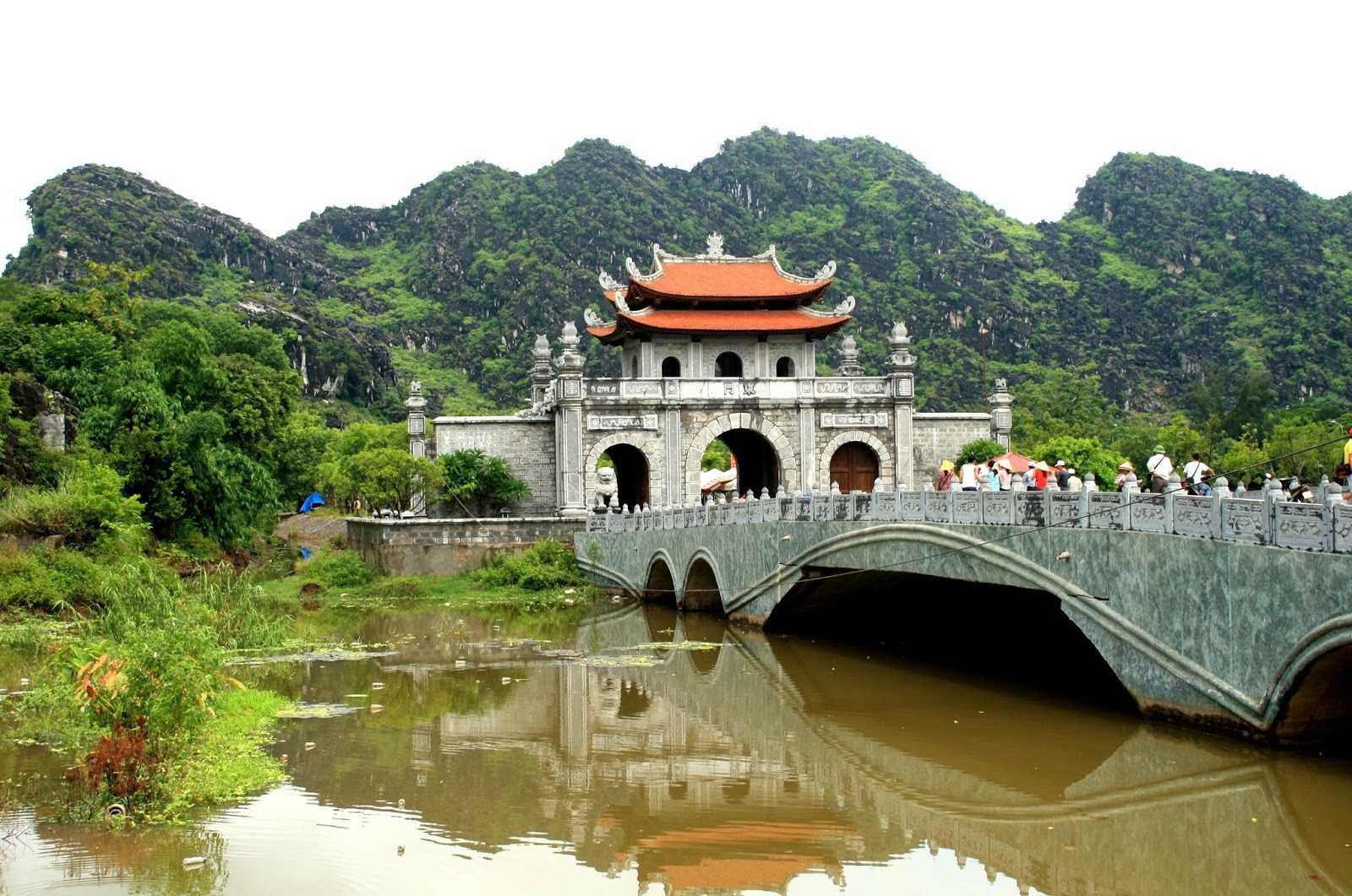Ninh Binh heritage tour — temples and limestone scenery